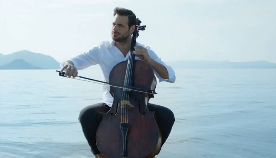 تکنوازی ویولنسل از استپان هاوزر در منظره ای دل انگیز