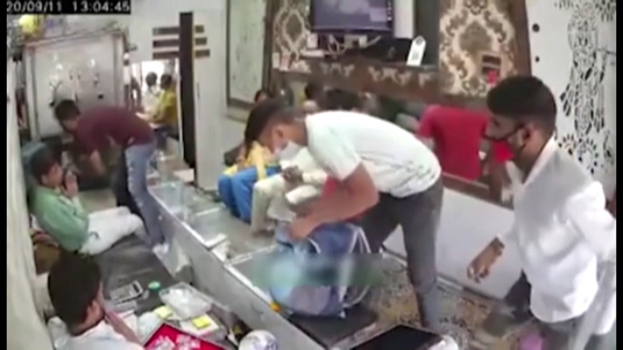 دزدی خونسردانه از یک طلا فروشی در پاکستان!