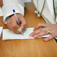 عضو کمیسیون بهداشت مجلس: پزشکانی داریم که از پرداخت اجاره بهای مطب خود عاجزند