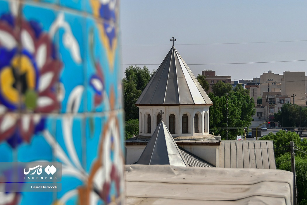 همسایگی مسجد و کلیسا در «آبادان»