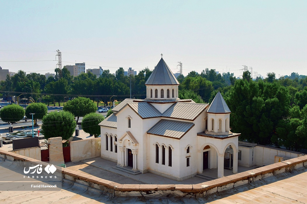 همسایگی مسجد و کلیسا در «آبادان»