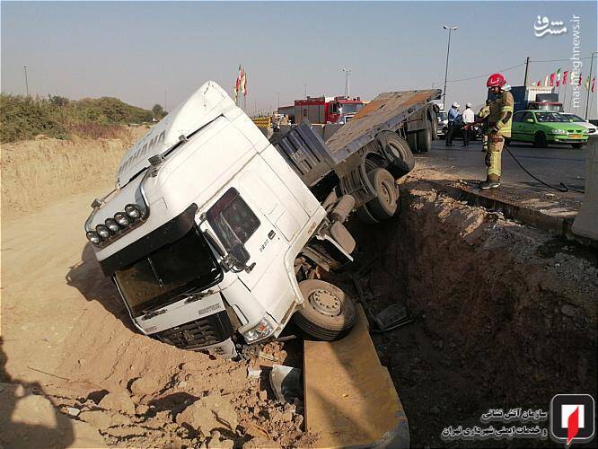 عکس/ سقوط تریلی به داخل گودال در تهران