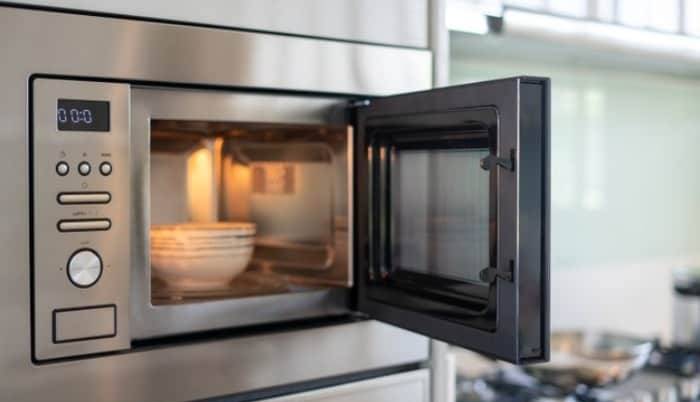 بهینه‌سازی استفاده از مایکروفر: راهکارهایی برای استفاده بهینه و ایمن از این وسیله در منزل