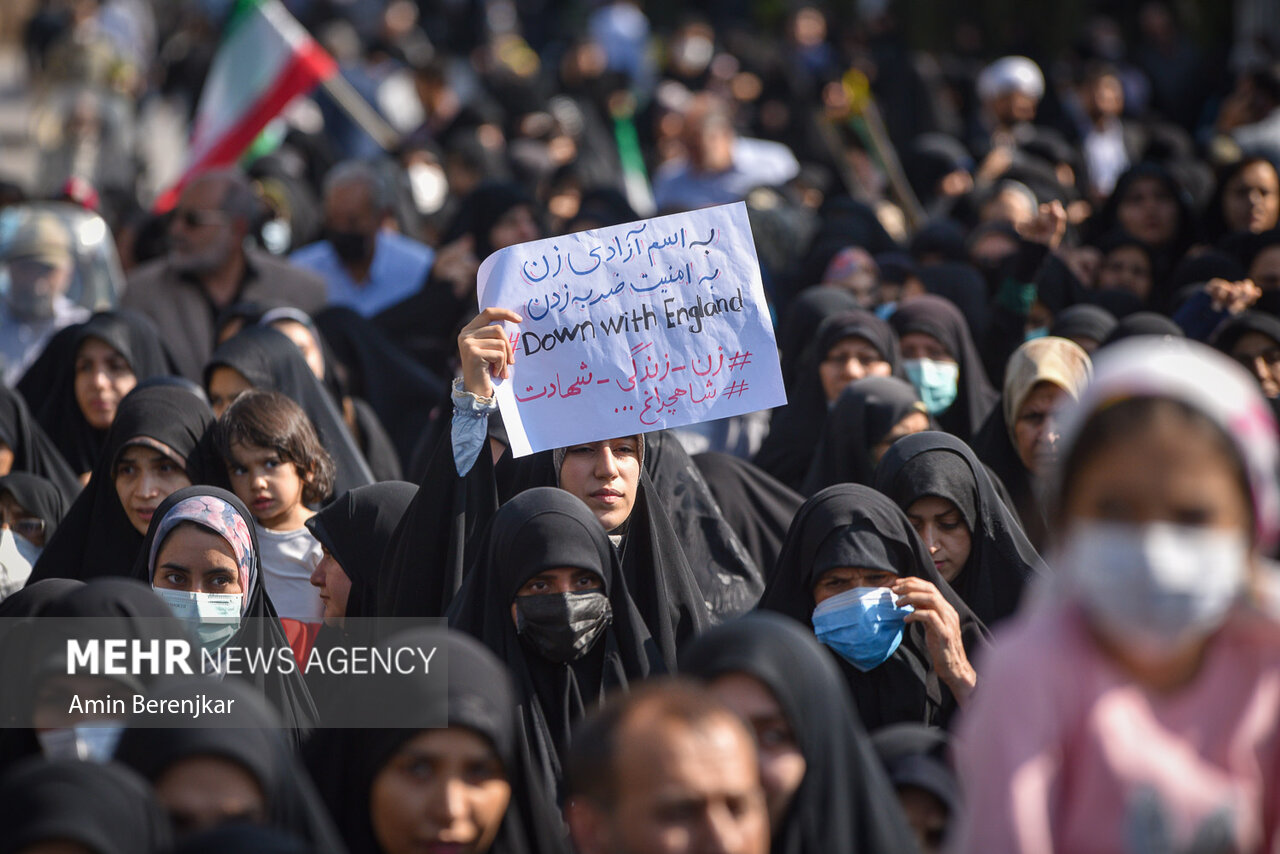 عکس/ پلاکاردهای قابل تامل شیرازی ها در راهپیمایی؛ سلبریتی کجایی؟!