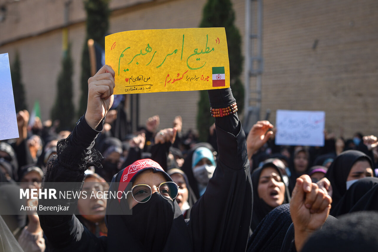 عکس/ پلاکاردهای قابل تامل شیرازی ها در راهپیمایی؛ سلبریتی کجایی؟!