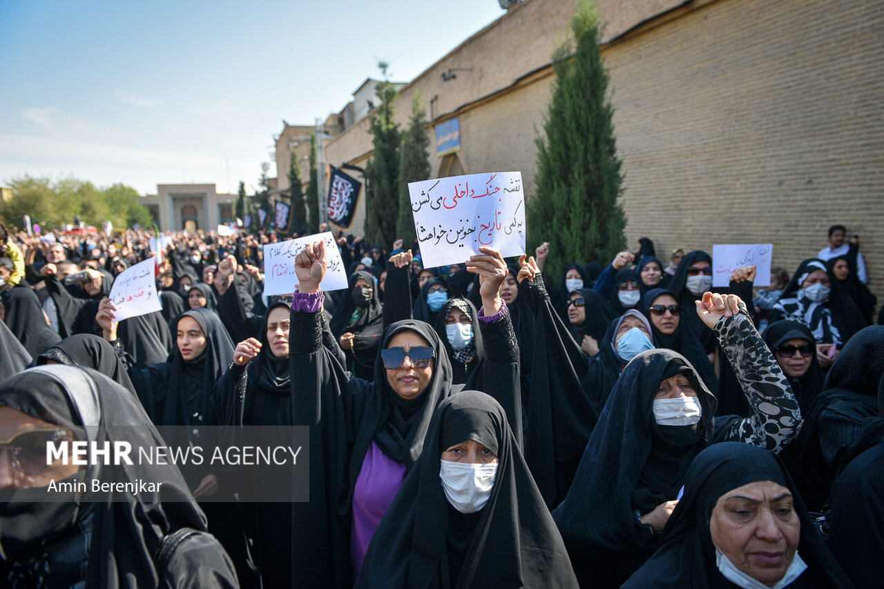 عکس/ پلاکاردهای قابل تامل شیرازی ها در راهپیمایی؛ سلبریتی کجایی؟!