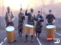 اجرای خیابانی موسیقی اسکاتلندی با پوشش سنتی 