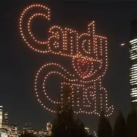 تبلیغات پهپادی بازی پرطرفدار را در آسمان نیویورک را تماشا کنید
