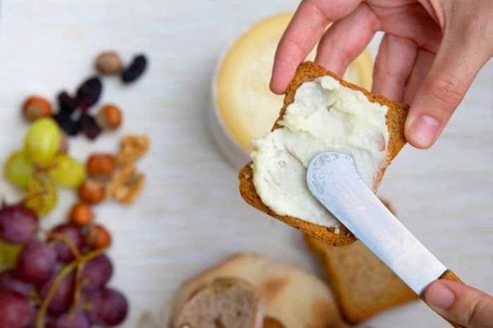 طرز تهیه پنیر خامه ای خانگی با شیر پرچرب