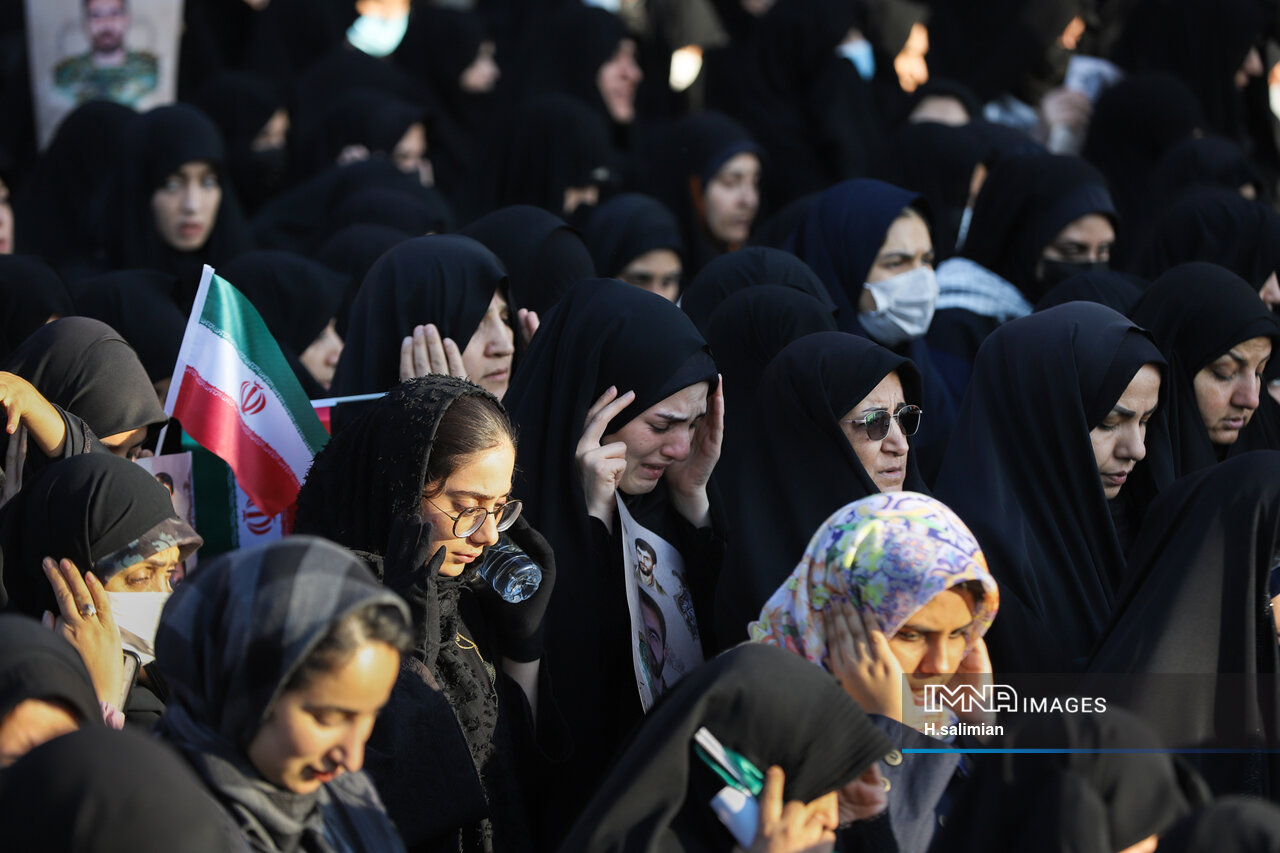 تصاویری تلخ از وداع با پیکر شهید اسماعیل چراغی در "زرین‌شهر"