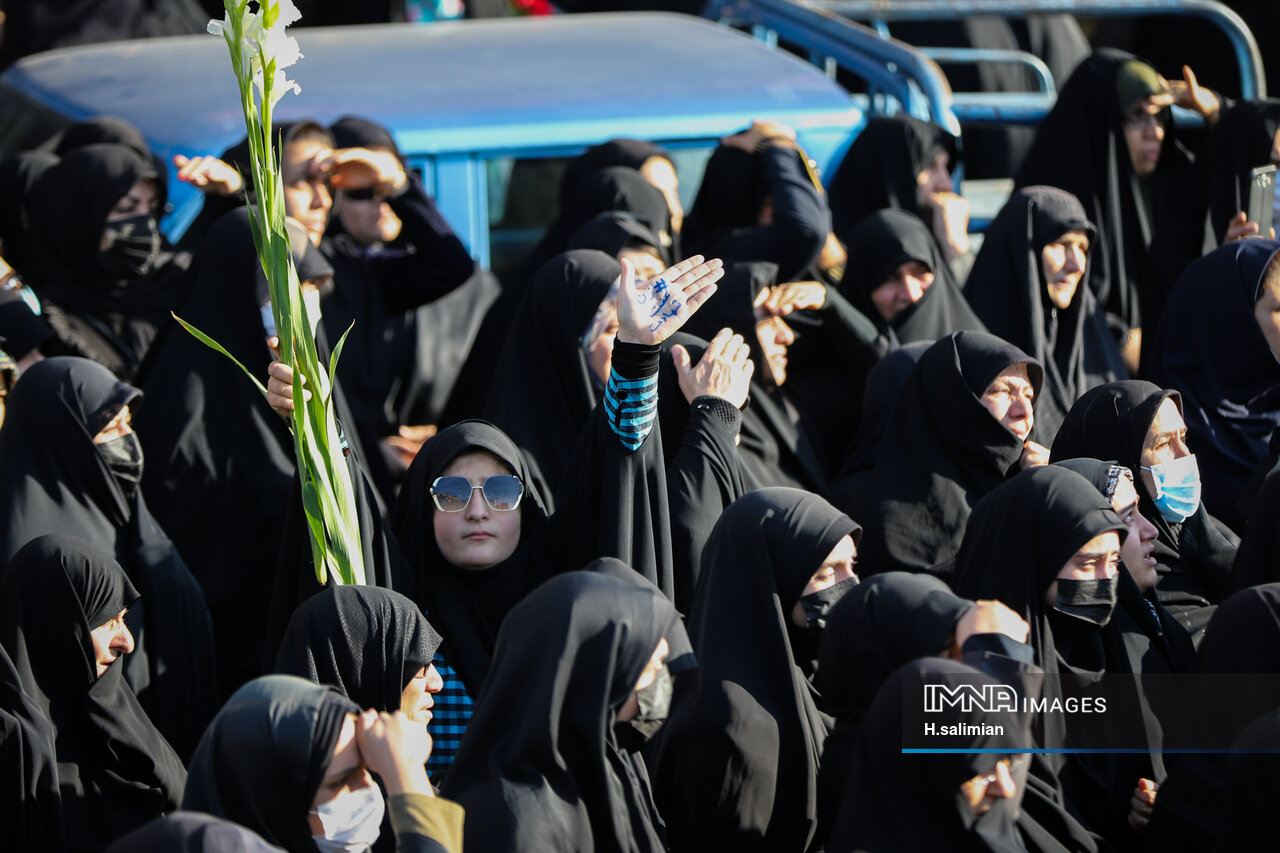 تصاویری تلخ از وداع با پیکر شهید اسماعیل چراغی در "زرین‌شهر"