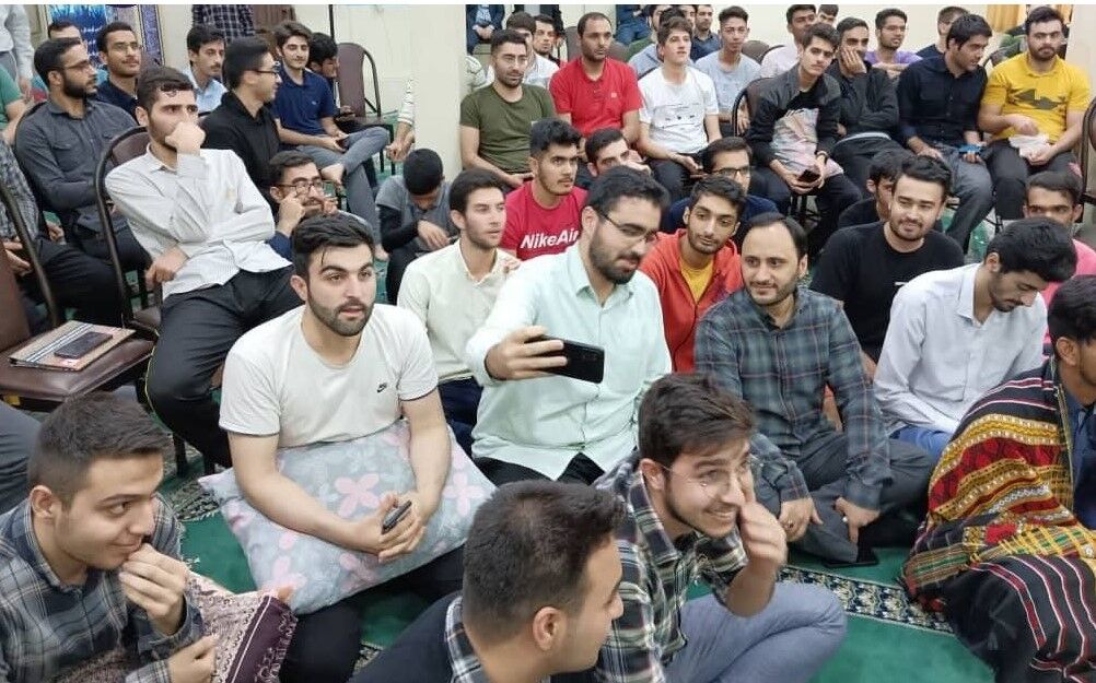سخنگوی دولت همراه با دانشجویان به تماشای بازی ایران و انگلیس نشست