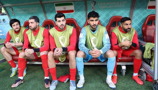 جام‌جهانی.  حضور یک‌ساعته بازیکنان ایران در رختکن بعد از باخت به انگلیس