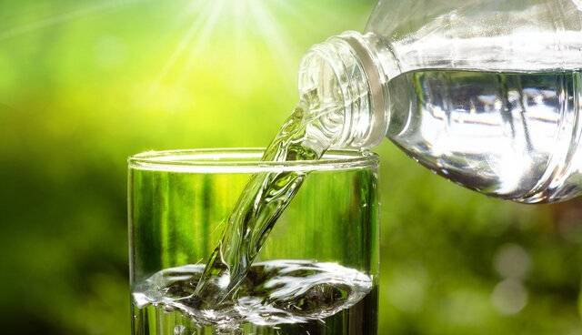 نوشیدن ۲ لیتر آب در روز برای سلامتی افسانه است