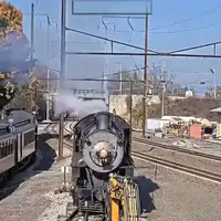 فیلم عجیب از تصادف لوکوموتیو قطار با جرثقیل روی ریل راه آهن