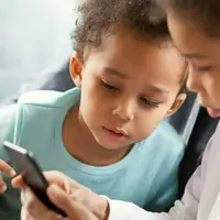 مهارت زندگی/ چه زمانی تلفن همراه برای کودکان مناسب است؟