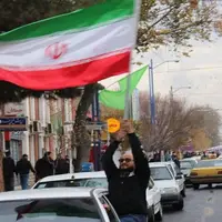 شیرینی دادن پلیس به مردم در شیراز