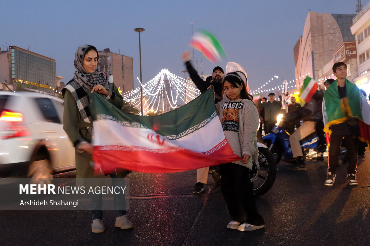 اهتزار پرچم در خیابان های تهران پس از برد ایران مقابل ولز