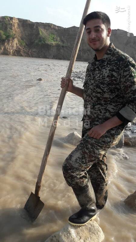 عکس/ کمک رسانی شهید مدافع امنیت «دانیال رضازاده» در سیل‌ پلدختر