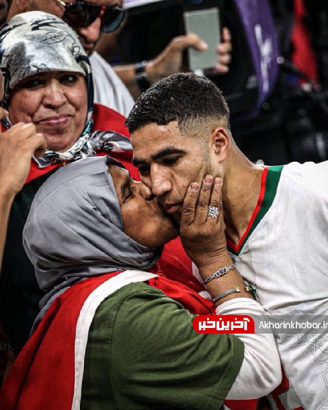 عکس/ بوسه مادر یکی از بازیکنان مراکش بر صورت فرزندش بعد از پیروزی