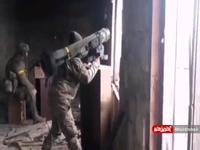ویدیویی فراگیر از شلیک یک موشک جولین از درون ساختمانی در اوکراین