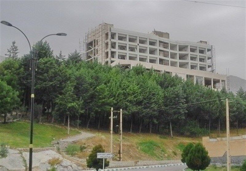 موانع حقوقی طرح نیمه‌کاره «هتل صخره‌ای» خرم‌آباد برطرف شد