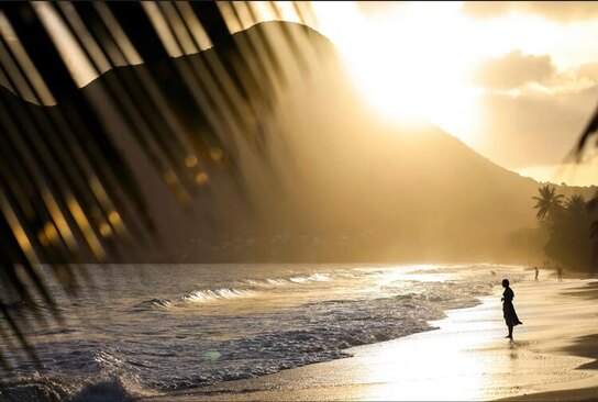 تصویر زیبا غروب آفتاب در ساحل الماس در فرانسه