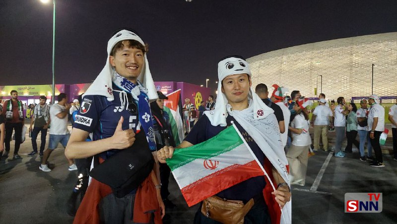 هواداران ژاپنی با پرچم ایران در ورزشگاه الثمامه