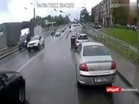 فیلم لحظه فرار هولناک دزد ماشین در جاده بارانی 