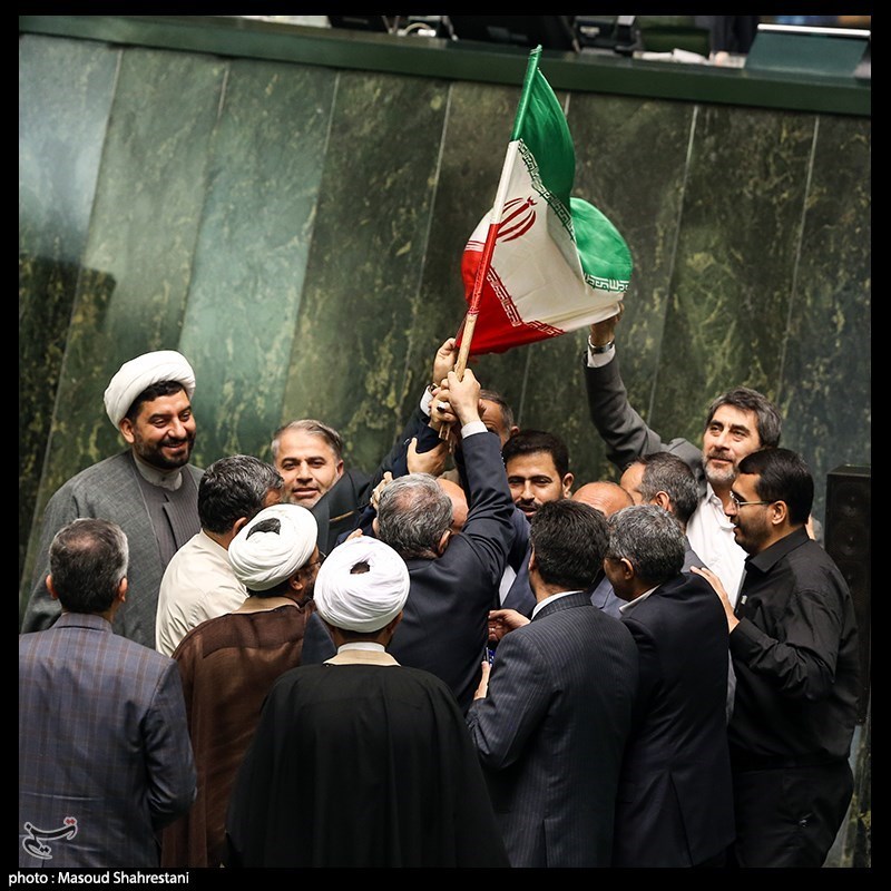 عکس/ بوسه بر پرچم مقدس در صحن علنی مجلس 