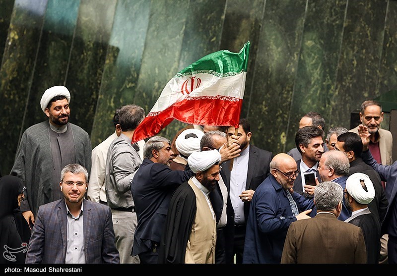 عکس/ بوسه بر پرچم مقدس در صحن علنی مجلس 