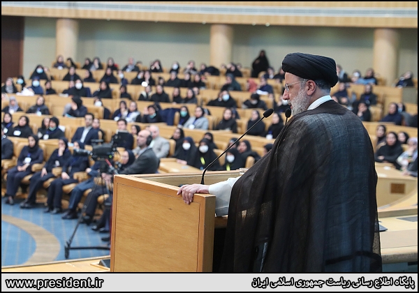 عکس/ حاشیه های مراسم بزرگداشت روز پرستار با حضور رئیس جمهور 