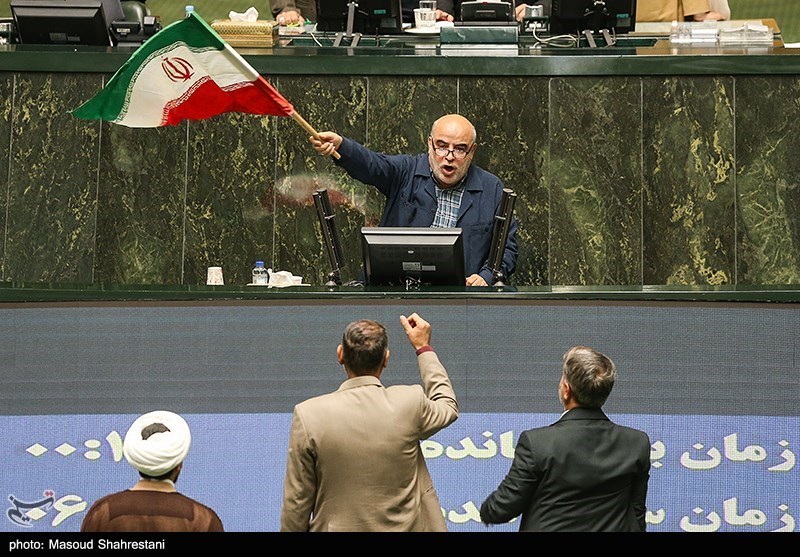 عکس/ بوسه بر پرچم مقدس در صحن علنی مجلس 