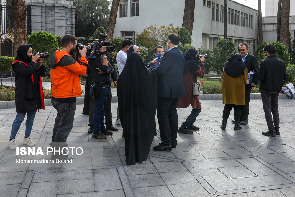 هیئت دولت، خبرنگاران و حیاط پاستور