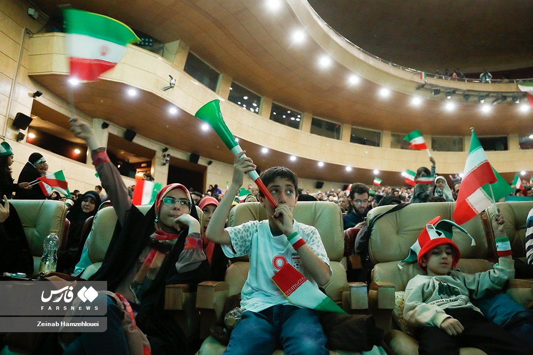 تماشای فوتبال ایران - آمریکا در برج میلاد