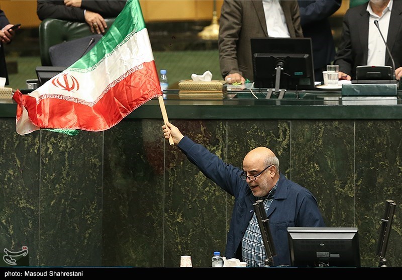 عکس/ بوسه بر پرچم مقدس در صحن علنی مجلس 