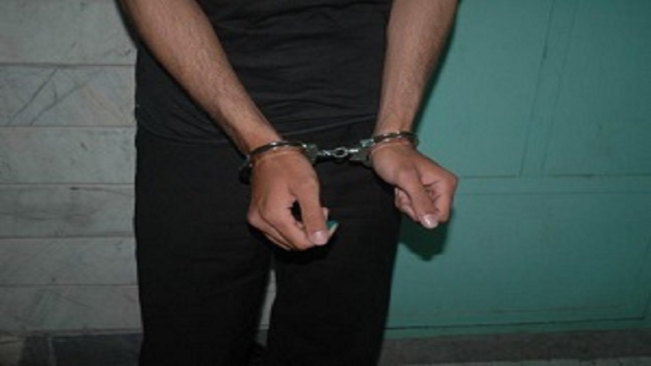 دستبند پلیس بر دستان سارق حرفه‌ای طلاجات منازل در دشت آزادگان