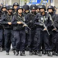 استقرار خودروهای ضد شورش در مناطق مختلف چین 