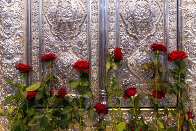 عکس/ گلباران ضریح حضرت عباس(ع) در روز ولادت خواهرشان