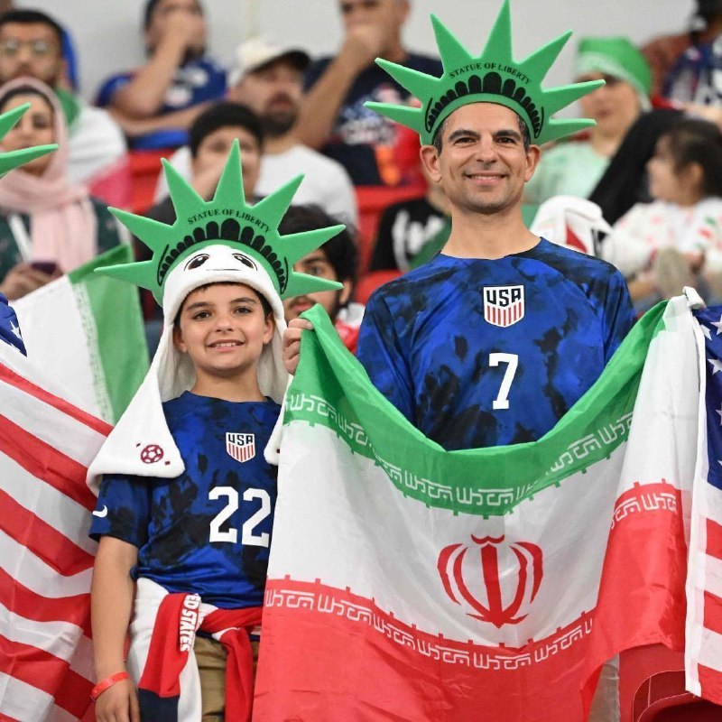تصویری از تماشاگران آمریکایی با پرچم ایران