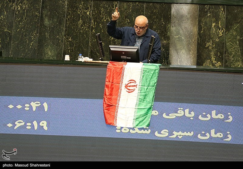 عکس/ بوسه بر پرچم مقدس در صحن علنی مجلس 