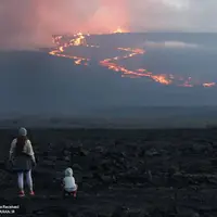  مردم در حال تماشای جریان گدازه حاصل از فوران آتشفشانی در هاوایی