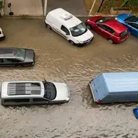 سیل شدید در لبنان ماشین ها را با خود برد!
