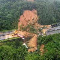 رانش زمین پس از باران شدید در جاده ای در برزیل
