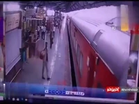 نجات معجزه آسای مسافر پس از سقوط زیر قطار