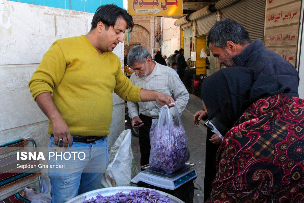 مبادلۀ گران‌ترین گل جهان در سر گذرها و خیابان‌ها