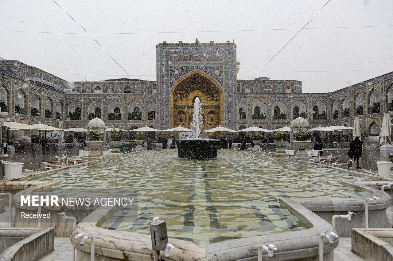 عکس/ بارش برف در حرم مطهر رضوی