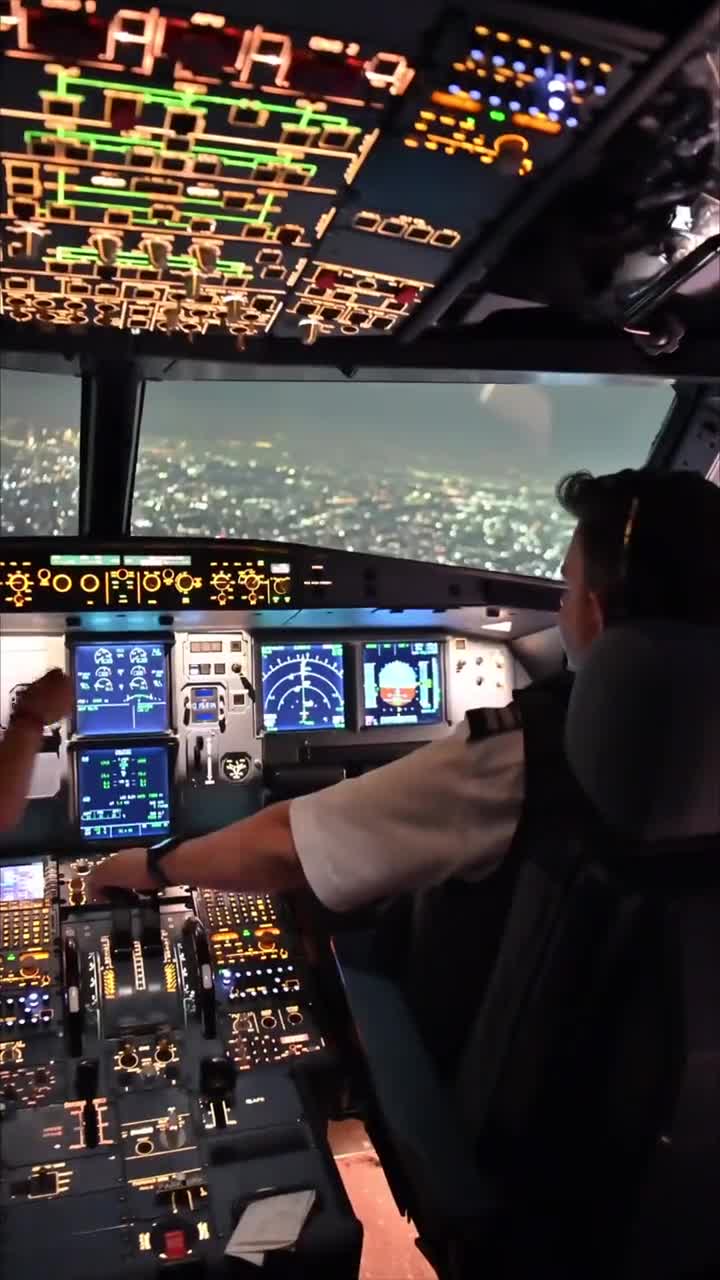 نمایی دیدنی از کابین خلبان هنگام فرود ایرباس ۳۲۰