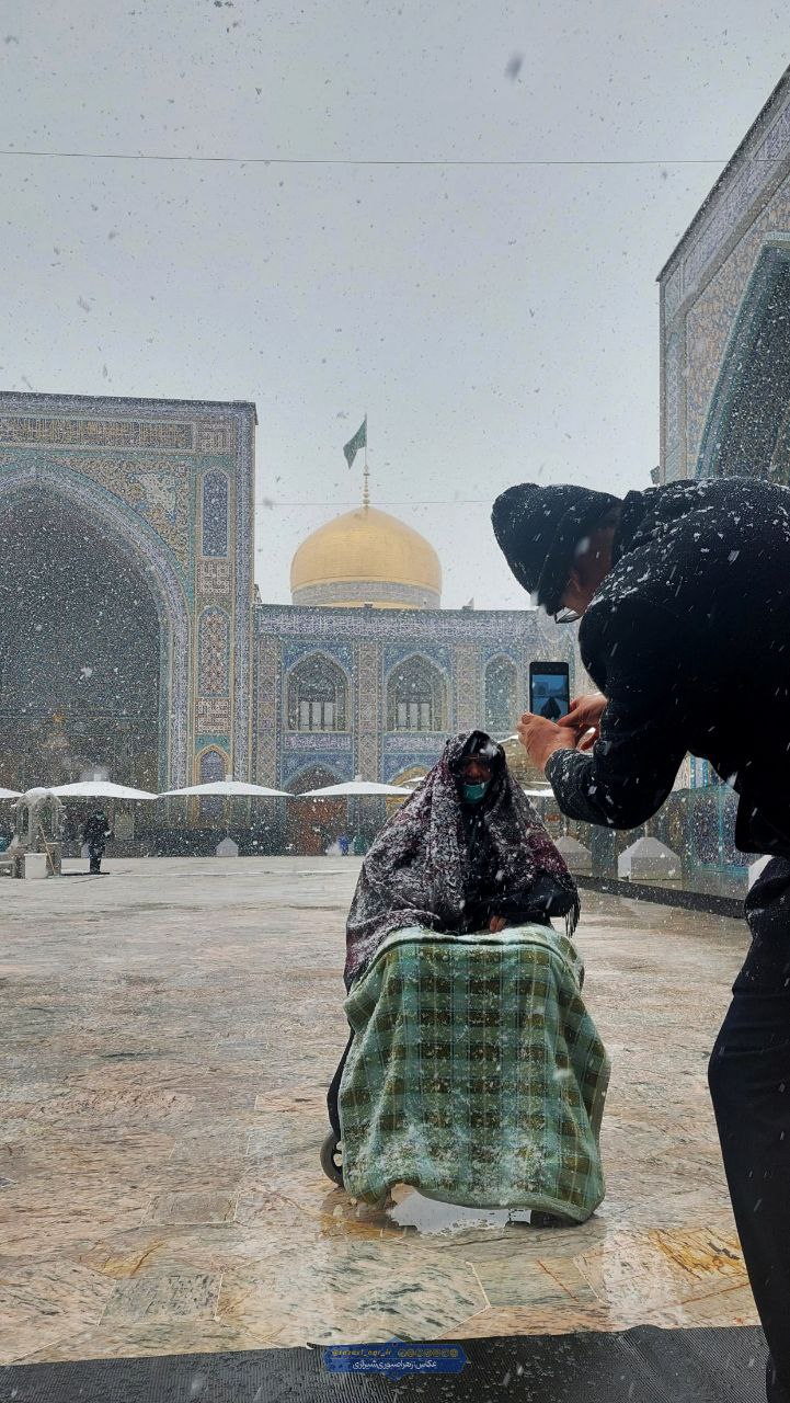 تصاویری از بارش سنگین برف در مشهد و حال و هوای زائران حرم امام رضا(ع)