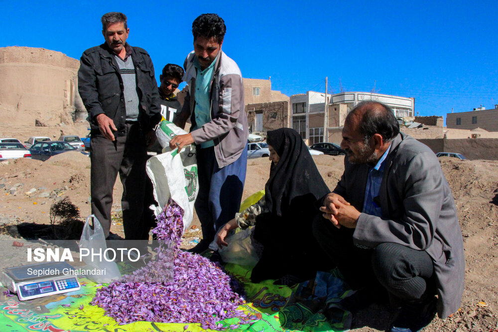 مبادلۀ گران‌ترین گل جهان در سر گذرها و خیابان‌ها